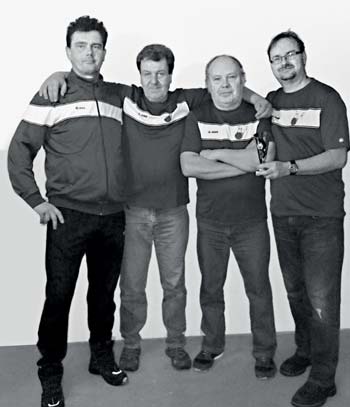 VÍTĚZNÝ TÝM Devítka Dobruška. Zleva: Martin Macek, Radek Dušánek, Josef Michl a Petr Hofman. ní dokázali porazit pozdější vítěze. Mezi ženami neměla konkurenci Marta Dobruška.