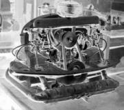 Lidový vůz Druhý prototyp Š 977 s vodou chlazeným motorem z léta 1956 Druhý vůz Š 977 měl v zádi vodou chlazený řadový čtyřválec Velké zaoblené zadní okno bylo typickým prvkem vozů Š 977 Výkonnější