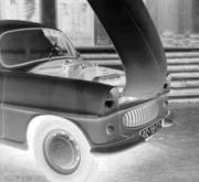 LEGENDÁRNÍ ŠKODA 1000 MB U Š 978 se kapota motorového prostoru odklápěla kupředu První Š 978 s motorem vpředu a pohonem zadních kol (1956) Prototyp s označením Š 978 měl klasickou koncepci s motorem