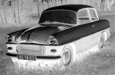 LEGENDÁRNÍ ŠKODA 1000 MB Druhý a poslední exemplář Š 978 ve dvoubarevném provedení TEORIE A PRAXE V době, kdy začínaly jízdní zkoušky prvních prototypů lidového vozu, proběhla koncem března 1956 v