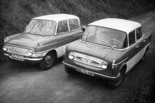 2 HLEDÁNÍ TVARU Podle zadání z února 1957 měl mít malý osobní vůz Škoda čtyřdveřovou samonosnou karoserii panelové konstrukce a kapalinou chlazený čtyřválec za zadní nápravou.