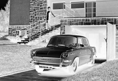 Symbol úspěchu: Škoda 1000 MB De Luxe modelového roku 1968 A samozřejmě také rodinný charakter čtyřmetrového sedanu se čtveřicí bočních dveří a dělenými předními i zadními sedadly umožňujícími