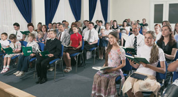 Také vás zveme, abyste nav tívili dal í shromáïdûní podle svého zájmu a vûkové skupiny. Pofiadí a dostupnost tûchto shromáïdûní se mûïe li it. Nedûlní kola: Tfiídy pro studium písem a nauk evangelia.