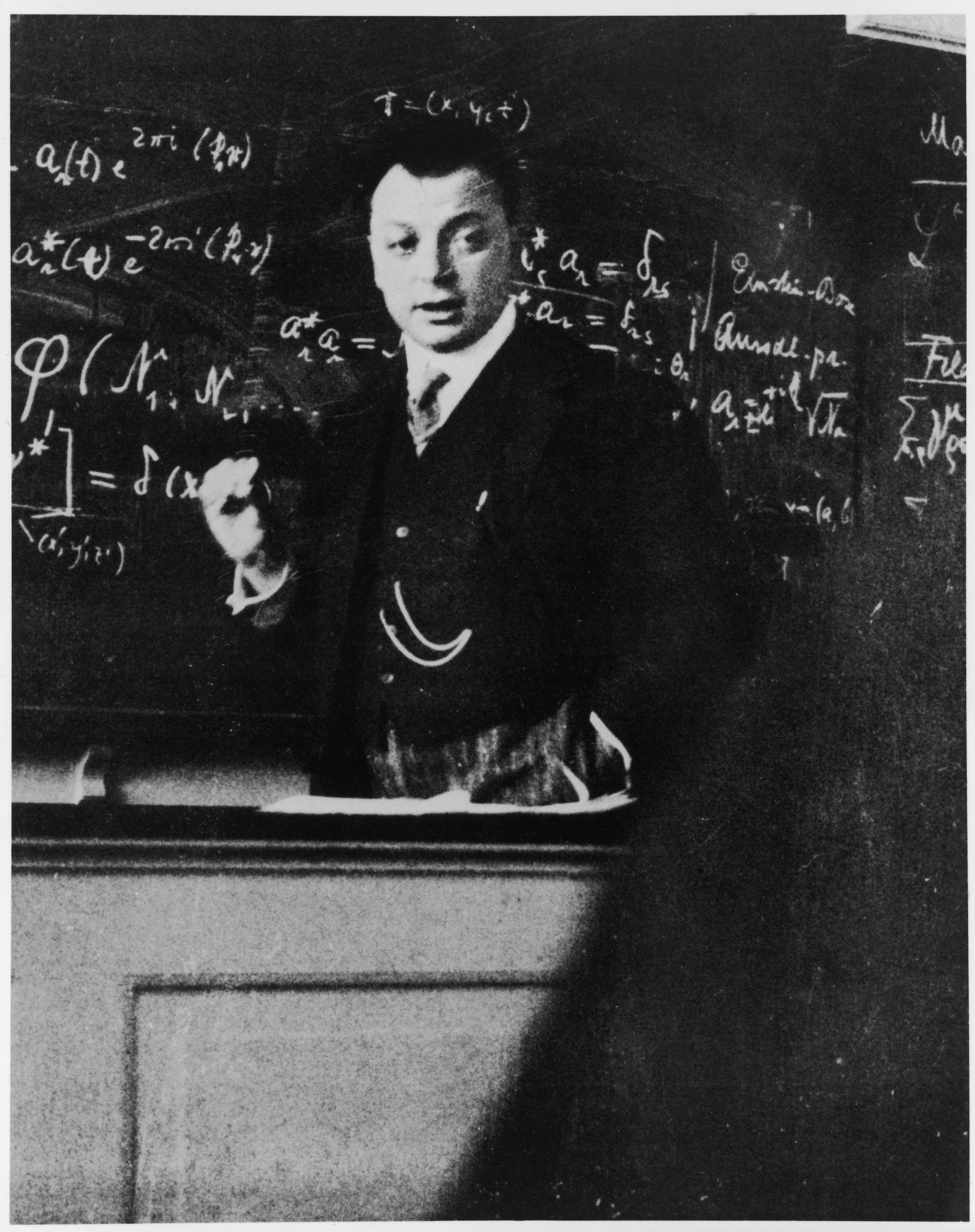 Předpovězení neutrina a teorie β rozpadu 1930: Pauli předpovídá existenci nové neutrální částice neutrina.
