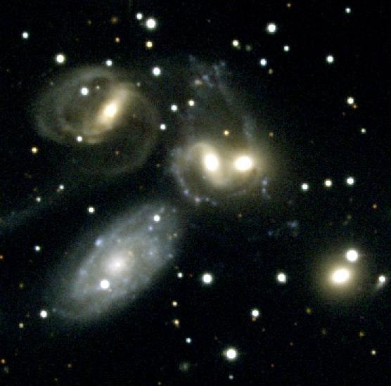 6 Obr. 5 interagujúce galaxie nazývané Stephanov quintet vané jej magnetické pole. Mnohé galaxie sa nachádzajú v tesnej blízkosti iných galaxií al.