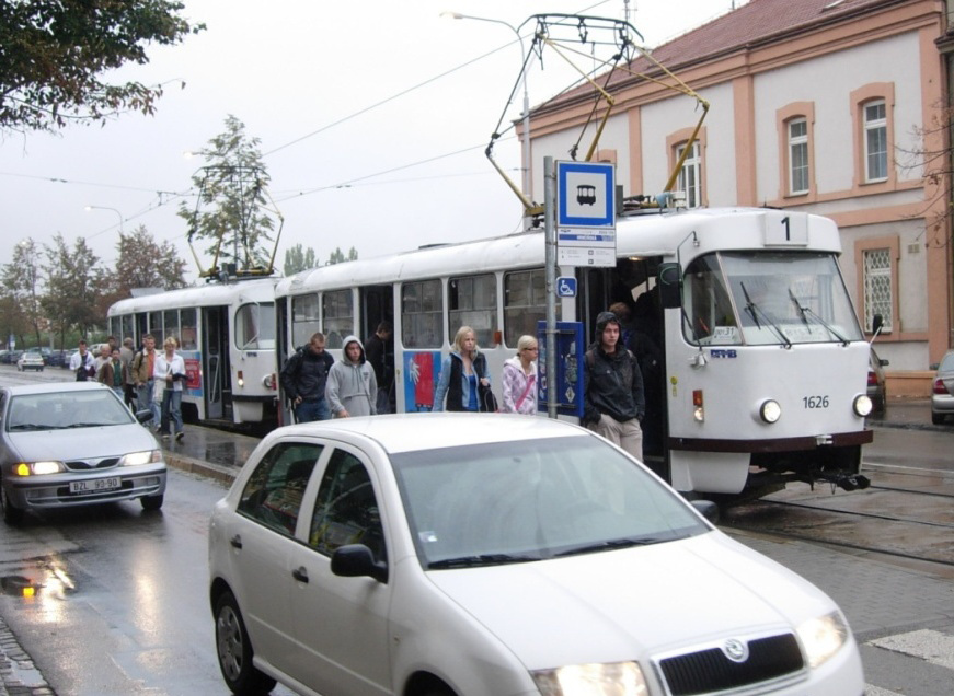 Obrázek 18 Tramvaj v brněnských ulicích Závěr Dopravně-výchovné akce mohou mít dlouhodobý výchovný dopad, pokud děti v průběhu těchto akcí mají možnost prosadit své schopnosti, své nápady a mají