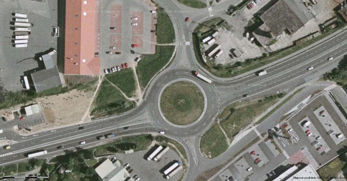 křižovatku v Hranicích na Moravě na silnici I/47 ve směru jízdy od Ostravy. Silnice I/47 je v tomto úseku čtyřpruhová.