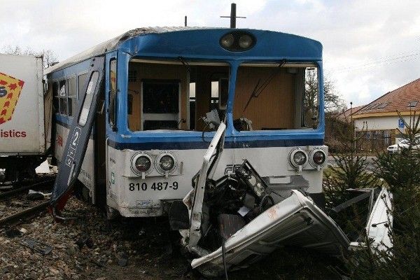 uvedeného bezpečnostního doporučení i u ostatních provozovatelů drah železničních, regionálních a v úvahu přicházejících vlečkách v České republice. 2 ÚDAJE TÝKAJÍCÍ SE MIMOŘÁDNÉ UDÁLOSTI 2.