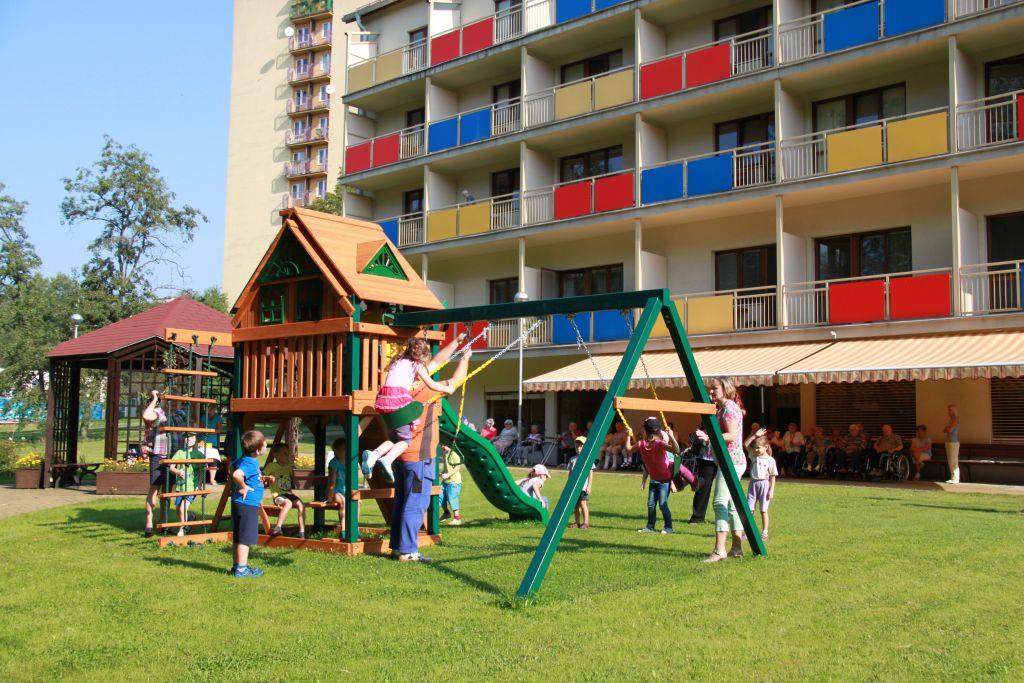 dětského hřiště pravidelnými návštěvami dětí, a to nejméně 1x týdně. Hřiště bude také využíváno u příležitostí pořádání zahradních akcí. V pátek 16. 9.