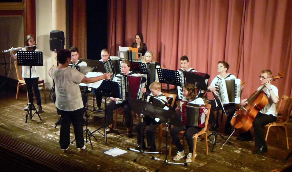 Str. 07 Výběr z podpořených akcí Příspěvek na reprezentativní oděv Ocenění dětí Uměleckou radou školy Jarní koncert souborů, 05/2016, pěvecký sbor Adijamus Protože nemáme k