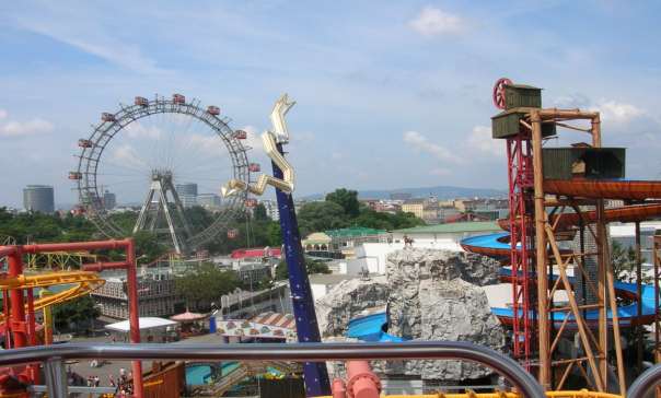 Aber in Wien sind nicht nur die historische Gebäude. Andere beliebte Ausflugziele sind der Vergnügungspark Prater, es ist als Wahrzeichen das Riesenrad.