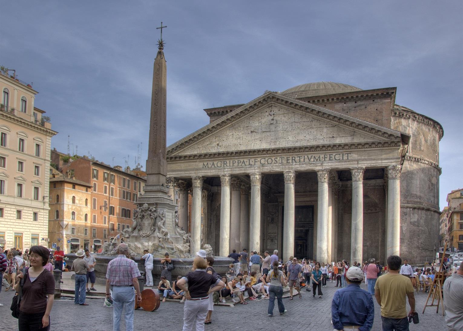 Pantheon 2) Pantheon byl chrám zasvěcen všem bohům, který nechal postavit Agrippa (spolupracovník císaře Augusta),