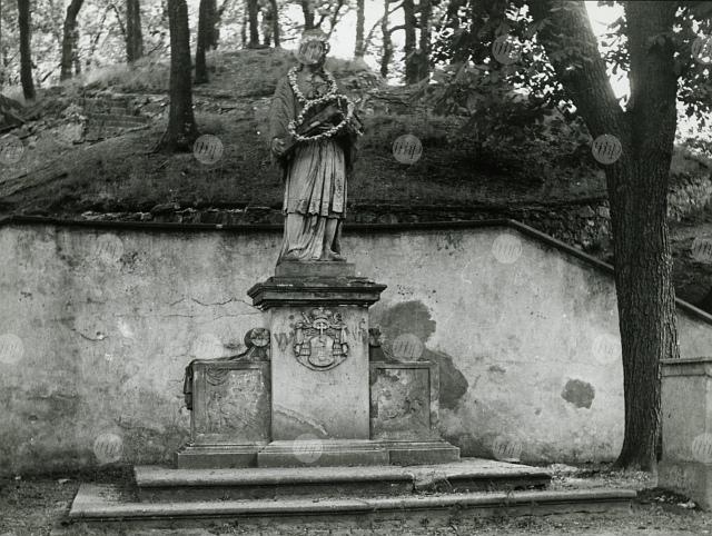 38. Cibulka pohled na východní ohradní zeď (dnes zbořeno) s oktogonálním pavilonem, v 130 x š180 mm, foto Korba,