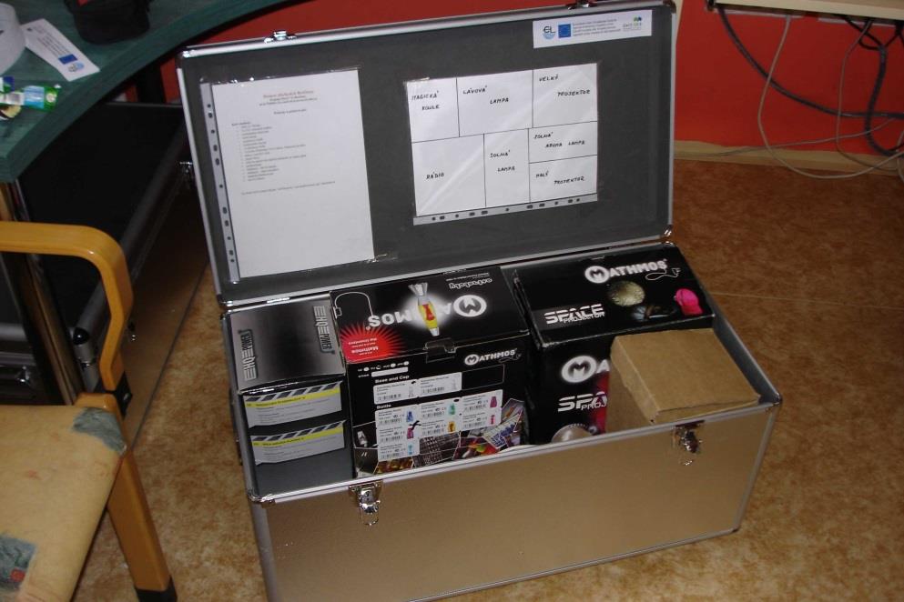 Realizace Pomůcky Používáme řadu pomůcek: Hospicový kufr Kufr obsahuje přenosný CD přehrávač