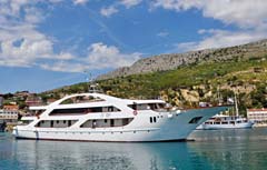 OKRUŽNÉ PLAVBY PLACHETNICOU 152 DE LUXE PLAVBA JUŽNOU DALMÁCIOU Split Korčula Mljet Dubrovnik Trstenik Hvar - Bol - Split Luxusná výletná loď s 20 kajutami (12 na palube a 8 v podpalubí) má