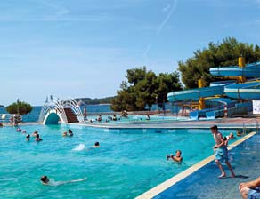 163 ROVINJ Komplex VILLAS RUBIN ANIMÁCIE / 2+2 / PSÍK N! NOVINKA od 318 Eur Komplex Villas Rubin sa nachádza v turistickom stredisku Villas Rubin. Centrum mesta Rovinj je vzdialené 3 km.