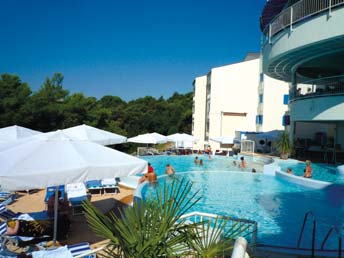 133 KRK Hotel VALAMAR KORALJ ROMANTIC PRIAMO NA I / 1 + 1 / ANIMÁCIE / WELLNESS / WI-FI CHORVÁTSKO OSTROV KRK 128 Hotel leží v miernom svahu, obklopený je borovicovým lesíkom.