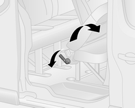 Sedadla, zádržné prvky 47 Zadní sedadla Přístup k zadním sedadlům 9 Varování Při nastavování nebo sklápění zadních sedadel nebo opěradel držte ruce a nohy mimo oblast pohybu.