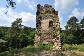 Zřícenina hradu Hláska Hrad Zlenice byl založen po r. 1300 na skalnatém ostrohu, pod nímž ústí Mnichovický potok do Sázavy. Jméno Zlenice se poprvé připomíná r.