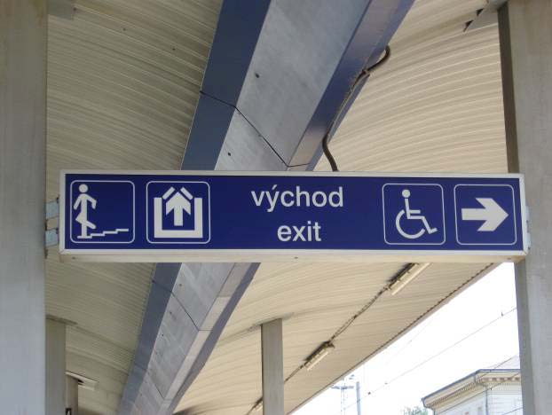 Informační systém je v souladu s TSI PRM. Obr.3.10.2.1: Hmatové informace ve výtahu Obr.3.10.2.2: Informační tabule ve VB Obr.3.10.2.3: Informační tabule v podchodu (stejné tabule použity i na nástupištích) Obr.