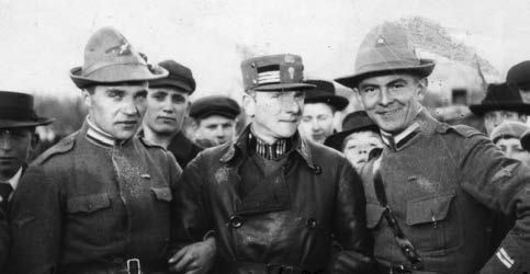 Vlevo pilot četař Jindřich Brejla, vpravo pozorovatel rotmistr Mirko Dostál; na rukávu jeho legionářské uniformy je patrná nášivka italského vojenského leteckého pozorovatele.