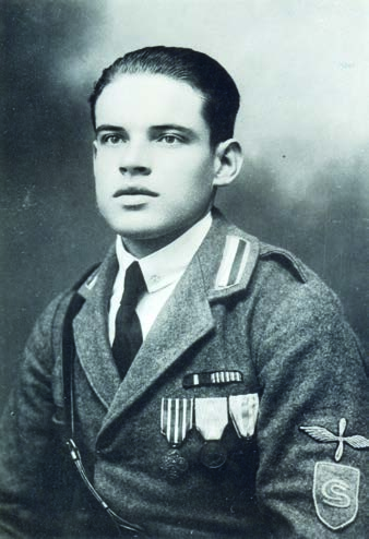 ČESKOSLOVENSKÉ VOJENSKÉ LETECKÉ ODZNAKY Obr. 6B Poručík Vladimír Černý v uniformě čs. legionáře z Itálie po návratu do vlasti na snímku z prosince roku 1919. Nad rukávovým štítkem příslušníků čs.