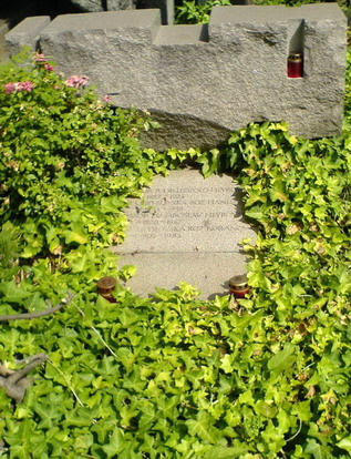 Příloha C.13: Exkurze Vyšehradský hřbitov Vyšehradský hřbitov Adresa: K rotundě, Praha 2 GPS: 50 3' 52" N, 14 25' 7" E Vyšehrad sloužil jako pohřebiště už od 11. století.