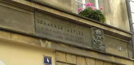 Pamětní deska Johannese Keplera Adresa: Karlova 4, Praha 1 GPS: 50 5' 9" N, 14 24' 53" E Johannes Kepler byl německý matematik a astronom. Roku 1600 přišel do Prahy a stal se asistentem Tycha Braha.