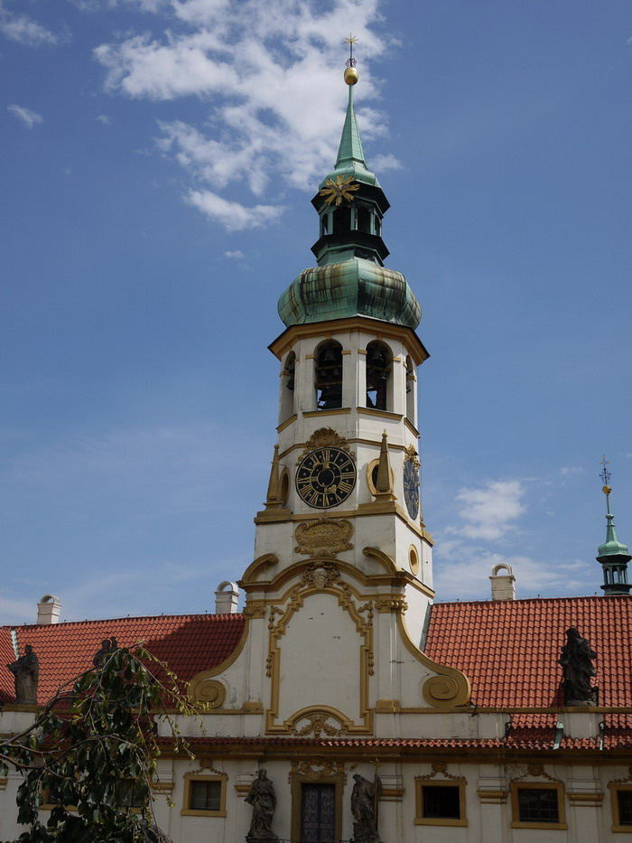 Zvonkohra Loreta Adresa: Loretánské nám.7, Praha 1 GPS: 50 5' 21" N, 14 23' 28" E Nejstarší česká zvonkohra v pražské Loretě (obr. 4) se poprvé rozezněla 15. srpna 1695.