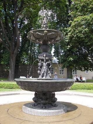 Obr.8: Zpívající fontána Královský letohrádek Adresa: Královská zahrada, Praha 1 GPS: 50 5' 37" N, 14 24' 18" E Královský letohrádek nebo Letohrádek královny Anny byl