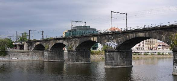 Negrelliho viadukt GPS: 50 5' 47" N, 14 26' 27" E Negrelliho (Karlínsky) viadukt (obr.