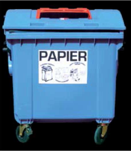 AKO TRIEDIME PAPIER? Obyvatelia vkladajú papier do modrých zberných nádob umiestnených na stanovištiach po obci.