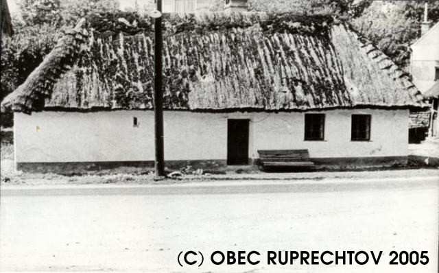V roce 1945 měla většina domů doškové střechy s jednou či dvěma místnostmi a hliněnou podlahou.