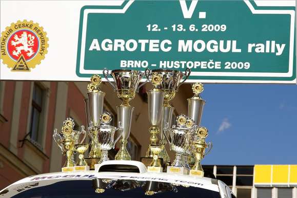 10. Testovací RZ pátek 10.6.2011 místo: Starovice, část RZ 5,7 čas: 13:00 hod aţ 15:00 (od startovního čísla 21 výše) 15:00 hod aţ 16:00 (startovní čísla 1-20) 11. Start pátek 10.06.