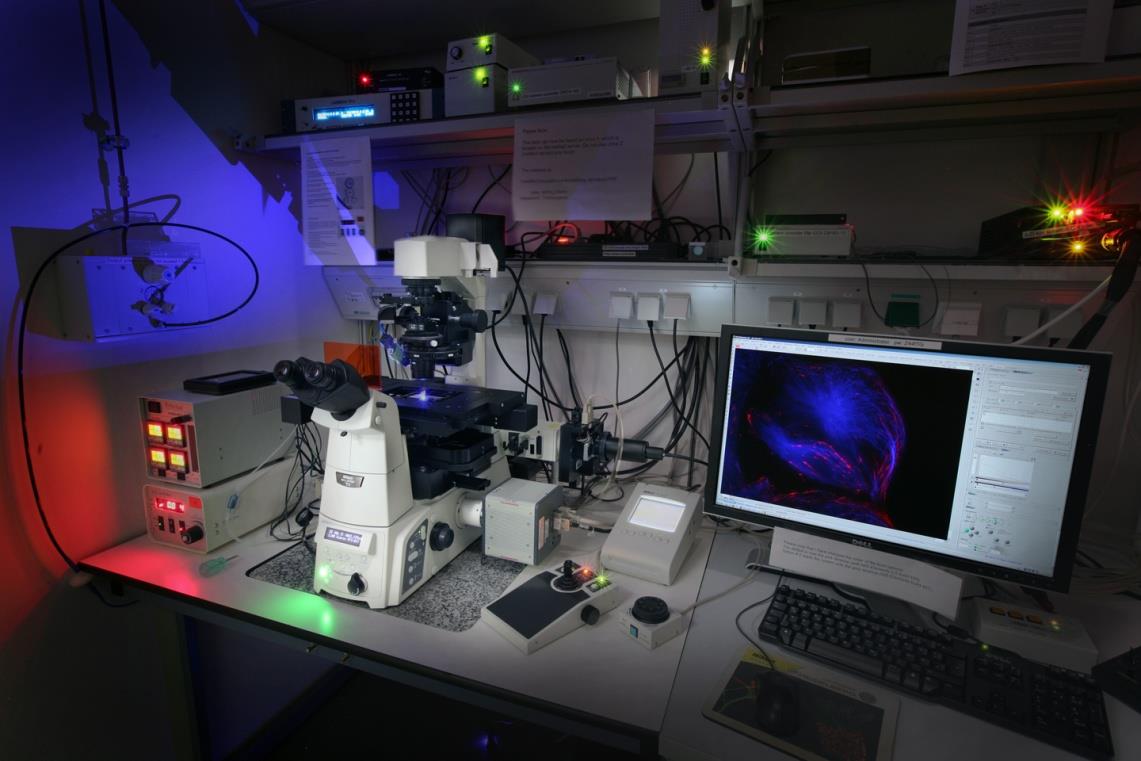 Total Internal Reflection Fluorescence (TIRF) modifikace využívající totální odraz excitačního záření fluorescenci zkoumaných vzorků budí v tomto případě postupně