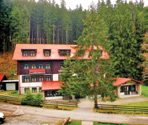 Chata v Terchovej obl úbený hotel Chata sa nachádza v obci Terchová-Štefanová, v krásnom prostredí pod Veľkým Roz sutcom (1610 m n. m.).