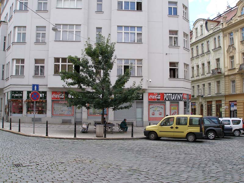 Obrázek 52: Veřejné prostory Vojtěšské ulice Zdroj: terénní šetření 2008