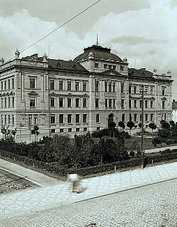 9 Nahoře vlevo: F. Bolech s žačkou. I Dole: E. Stillerová, F. Bolech, F. Ondříček, O. Nedbal. I Vojtěch B. Aim. I Učitelský sbor hudební školy v r. 1923. I Nahoře vpravo: František Bolech.