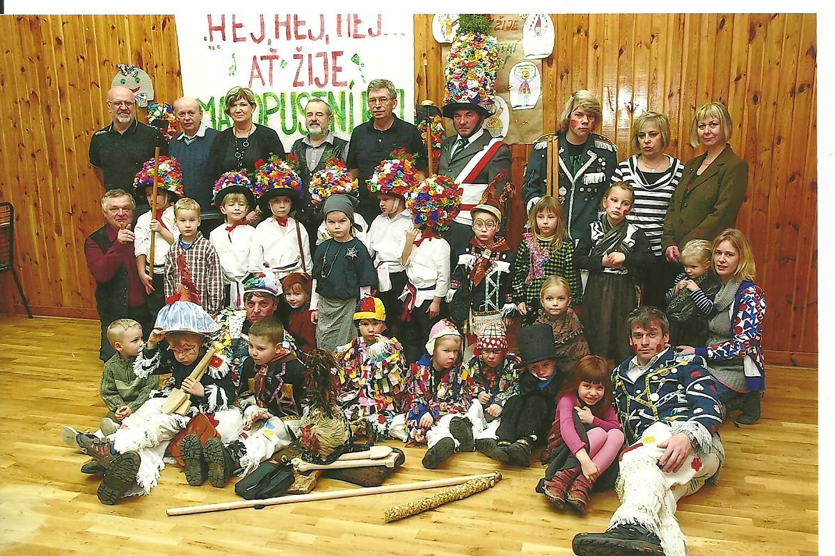 DĚTSKÝ MASOPUST A JEŠTĚ MNOHEM VÍC Zima byla letos velmi dlouhá. Ve školce nám čas utíkal rychle.