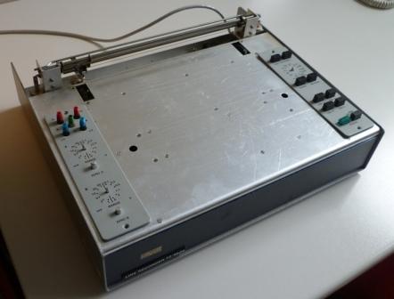 Obr. 3.1: Souřadnicový zapisovač TESLA TZ4030. nahrazen krokovým motorem ze scaneru, od stejného výrobce. Výrobce byl dodržen záměrně kvůli kompatibilitě ozubení.