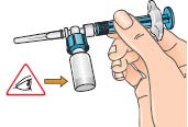 7 - Uchopte blistr za okraje a sejměte ho z adaptéru injekční lahvičky. Nyní jste připraveni k nasazení předplněné injekční stříkačky s rozpouštědlem na adaptér injekční lahvičky.
