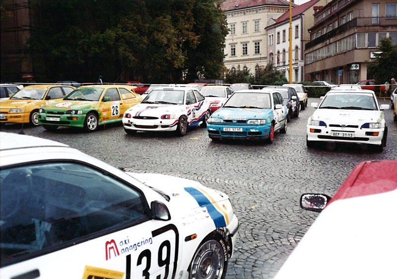 1995 - Domácí Šín s Kulštejnem kontrolují škody 1995 - úpéčko na příbramském náměstí Nepovedlo se mi achytit ani situaci rohodnuvší o prvenství v roce 1996.