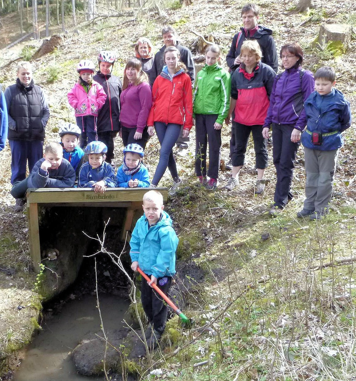 napovídá, že naším společným cílem je zachovat (ale i nalézt, obnovit, prozkoumat, zvelebit, udržet,...) přirozené zdroje vody v přírodě. Tedy třeba studánky, pramínky, vývěry,.