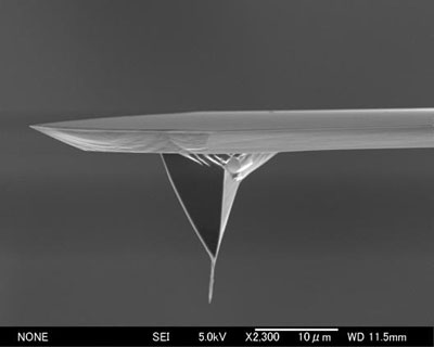 SEM images of nanotube AFM tips Metoda dosahuje velmi vysokého rozlišení může zobrazovat i atomy.