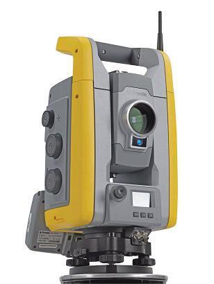 4. POSTUP MĚŘICKÝCH PRACÍ 4..1 Přístroje Leica TCA3 Pro účely měření byla z katedry vyšší geodézie zapůjčena totální stanice Leica TCA3 (Obr. 4.1). Tento přístroj je se svými parametry (viz Tab. 4.1) využíván pro velmi přesná měření, jakými jsou určování deformací přehradních hrází, mostních konstrukcí, tunelů aj.