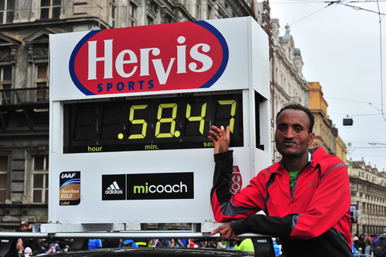 LISTINA VÍTĚZŮ RUNCZECH 1995 2013 MUŽI Maraton Praha 1995 Tummo Turbo (ETH) 2:12:44 1996 William Musyoki (KEN) 2:12:21 1997 John Kagwe (KEN) 2:09:07 1998 Elijah Lagat (KEN) 2:08:52 1999 Eliud Keiring