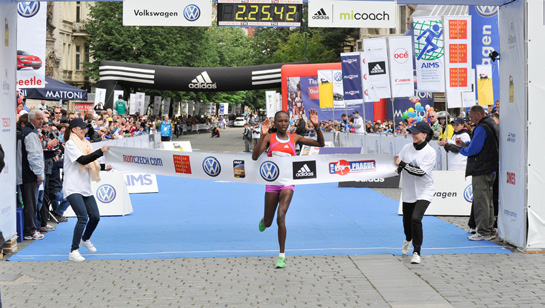 LISTINA VÍTĚZŮ RUNCZECH 1995 2013 ŽENY Marathon Praha 1995 Svetlana Tkach (UKR) 2:39:33 1996 Elena Vinickaya (BLR) 2:37:33 1997 Elena Vinickaya (BLR) 2:32:58 1998 Elena Vinickaya (BLR) 2:34:25 1999