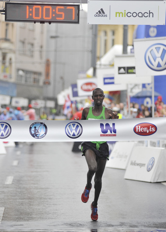 SOUBOJ HVĚZD V ÚSTÍ NAD LABEM, AFRICKÝCH I ČESKÝCH Nejnabitější startovní pole rovná se nejlepší časy.