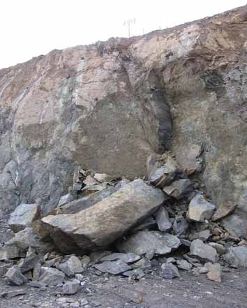 Obr. 2 Uvolněné skalní bloky (04/2010) Fig. 2 Loosened rock blocks (04/2010) pro standardní výstavbu bylo třeba počítat s prostorem podél hloubeného tunelu o šířce min. 1,5 m na každé straně.