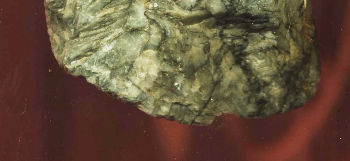 Sedimentárne horniny Chemogénne sedimenty - karbonáty Magnezit Vzniká